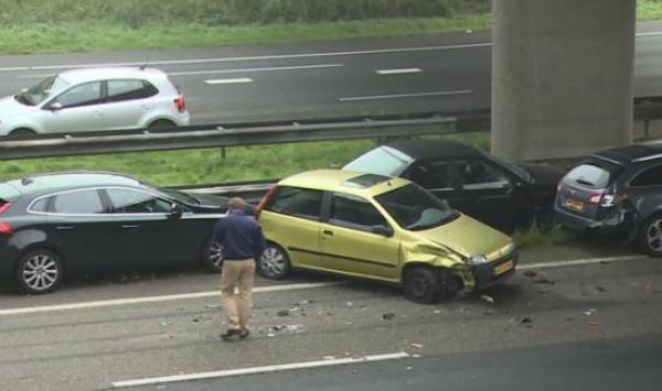 TERIBIL! 150 de maşini s-au lovit pe o autostradă din Olanda