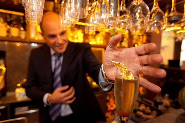 COCKTAIL de 14.600 de DOLARI! Află DE CE costă AŞA MULT!