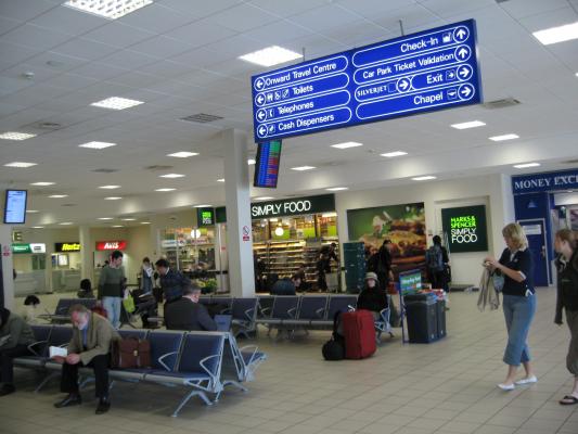 Un aeroport din Londra, EVACUAT din cauza unui pachet suspect!