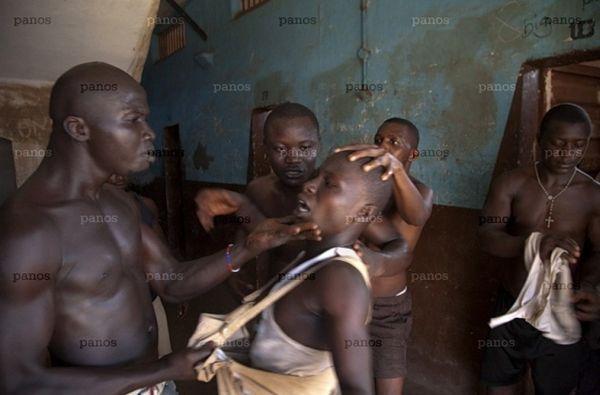 Galerie foto! Imagini de NESUPORTAT! Puşcăriile din Sierra Leone