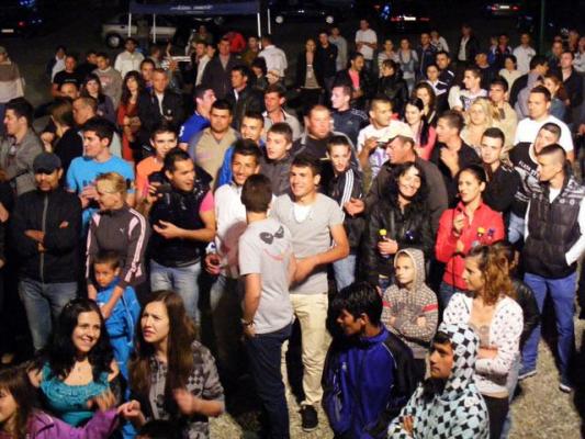 Proiect de lege: Minorii vor putea să meargă în baruri sau cluburi doar însoțiți de părinți