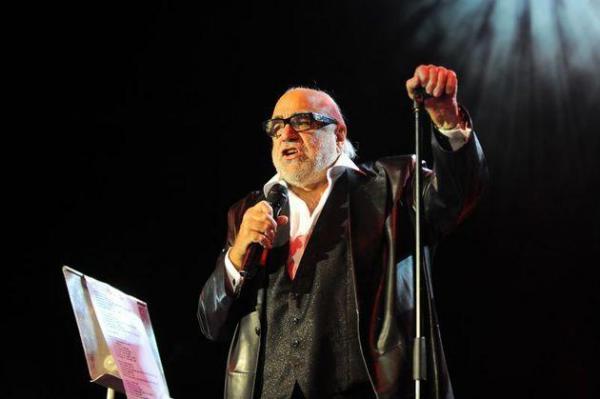 Demis Roussos şi PASIUNEA pe care a făcut-o pentru O TÂNĂRĂ CÂNTĂREAŢĂ DE LA NOI
