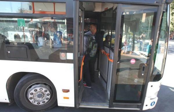 Panică în autobuz! Un călător i-a înfipt unei femei un pix în mână