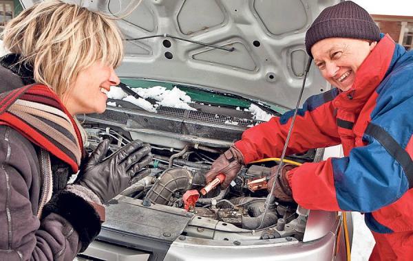 Gerul ne dă tuturor bătăi de cap! TRUCURI pentru a nu se mai descărca BATERIA de la maşină