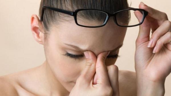 Ai MIGRENE? VEZI lista-neagră a alimentelor care o declanșează!