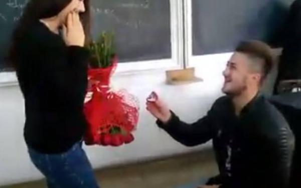 Un tânăr din Piteşti şi-a cerut iubita în căsătorie în facultate, în timpul unui curs. Ce răspuns a primit