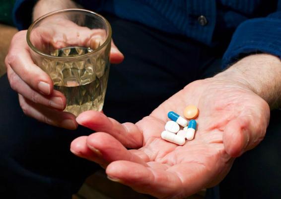 Ce se întâmplă în corpul tău dacă iei antibiotice şi consumi alcool. Efectul e incredibil!