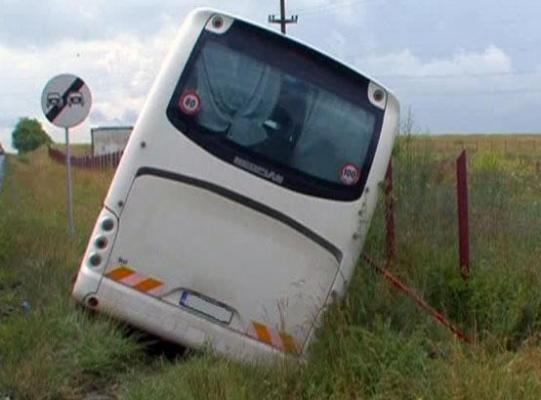 Cluj: Un autocar cu 40 de muncitori S-A RĂSTURNAT într-un șanț
