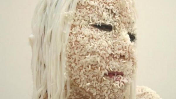 Şi-a pus orez cu miere pe faţă şi pe decolteu şi a stat aşa jumătate de oră! Ce efecte a avut "masca" asupra tenului