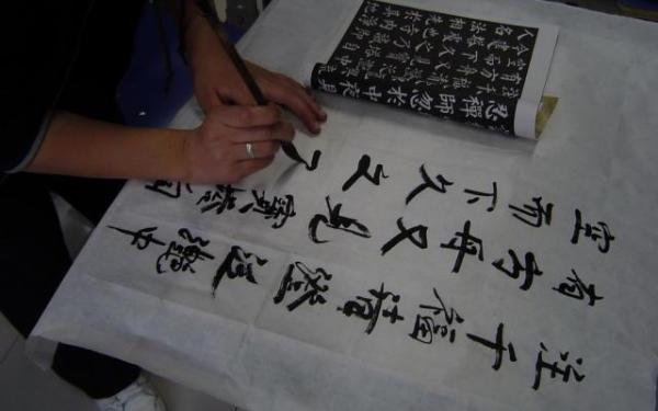 Un liceu din România a introdus chineza ca materie. Ce studiază elevii