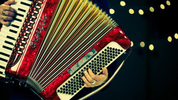 RECORD! A cântat la acordeon 11 zile fără oprire!