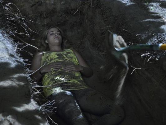 Pângeau la un mormânt GOL! "Erau chiloți de damă în sicriu, nu rămășițe de om!"