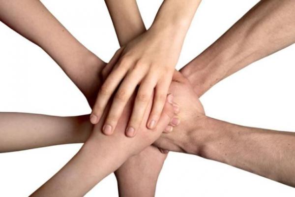 Zeci de companii s-au mobilizat în urma tragediei din COLECTIV: De la zboruri, curse și cazare gratuite, la medici puși la dispoziția famillilor îndurerate