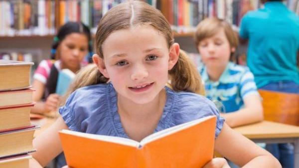 Bunica învârte fuiorul, iar mama împleteşte botoşei: ce va mai învăţa copilul tău din manuale