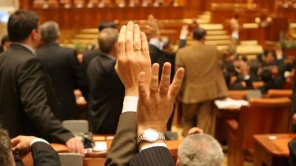 Salariile bugetarilor se măresc cu 10%. Proiectul a fost votat