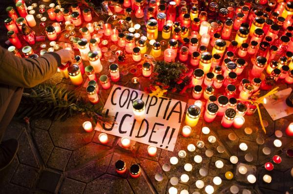 Protest în Piaţa Unirii din Iaşi! Câteva sute de persoane s-au adunat la manifestaţie