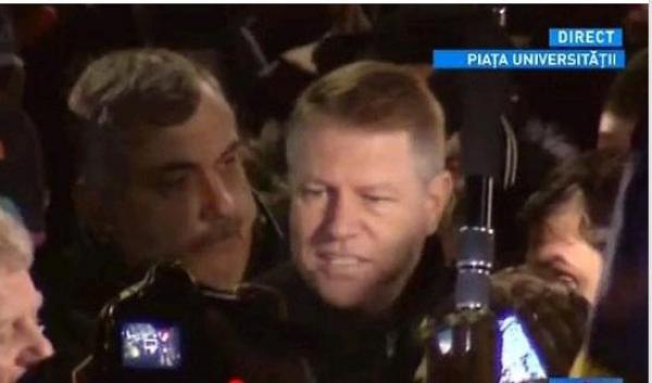 A şasea zi de PROTESTE: Klaus Iohannis, în Piaţa Universităţii. A stat de vorbă cu oamenii 20 de minute