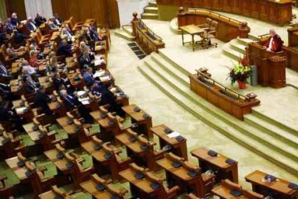 Parlament: Proiectul legii bugetului pe 2016, retrimis la Comisiile de buget până marți dimineață