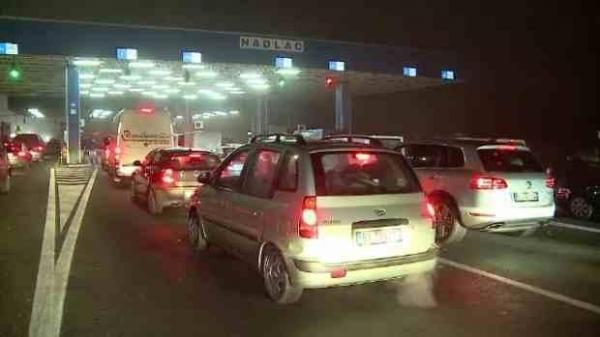 Cozi şi aglomeraţie la intrarea în ţară