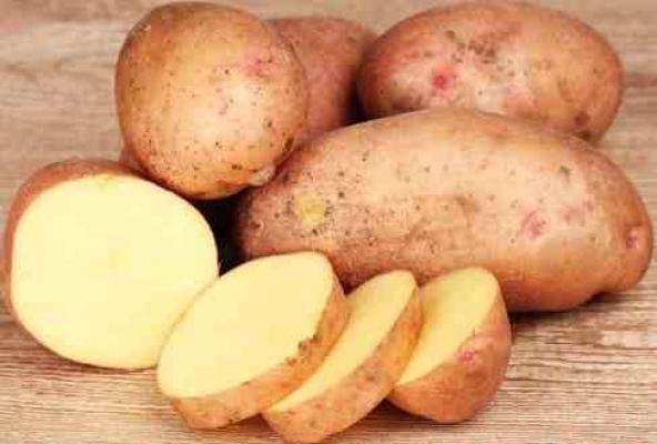 Efect ULUITOR! Ce se întâmplă dacă îţi pui cartof crud pe frunte