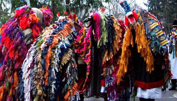 Versuri din dansul caprei, spuse de copii la Consiliul Judeţean Suceava: "Pune-i mâna pe ţâţe să vezi că nu face fiţe"