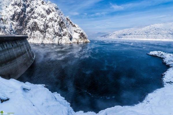 INCENDIU la acoperişul şi mansarda unui hotel situat pe malul barajului Vidraru