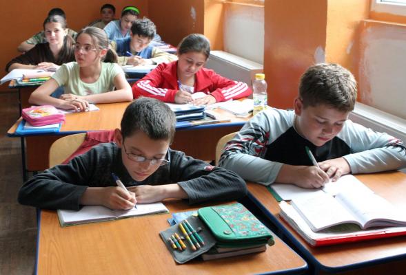 Observator 19: Imagini şocante! O învăţătoare din Brăila îşi varsă nervii pe elevi