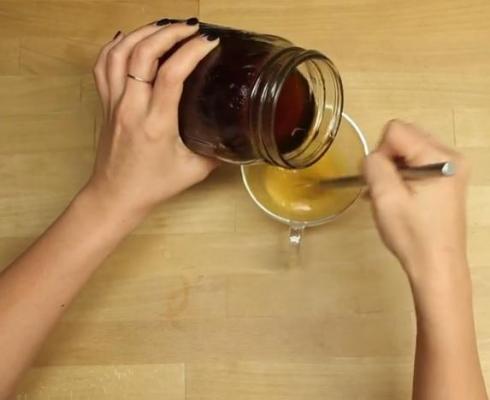 Pune CAFEA peste GĂLBENUȘUL unui ou! Rezultatul e fantastic!