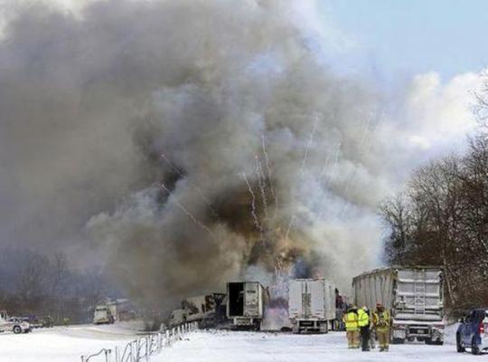 Un mort şi peste 40 de răniţi într-un carambol produs pe o autostradă din New Jersey