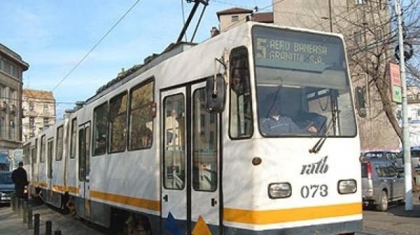 Bucureşti: Incendiu la un tramvai al liniei 5, aflat în staţie în zona Băneasa