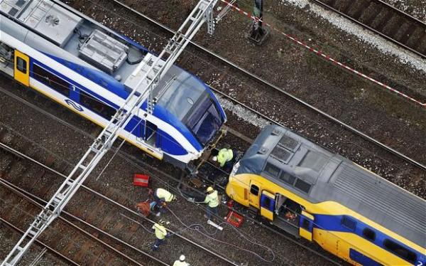 Accident teribil. Două trenuri s-au ciocnit!