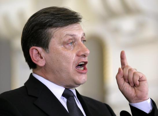 Crin Antonescu renunţă la funcţia de preşedinte al Comisiei pentru revizuirea Constituţiei