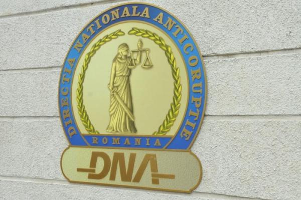 Directorul Finanţelor Publice Ploieşti, reţinut de DNA