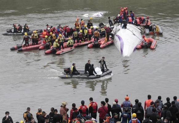 Accident aviatic Taiwan: Echipele de salvare continuă căutarea a 12 persoane date dispărute