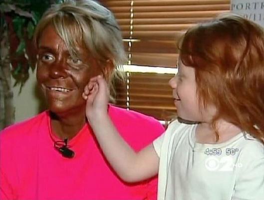 FOTO! Ea este CEA MAI BRONZATĂ mamă din lume! Cum arată când RENUNŢĂ LA SOLAR