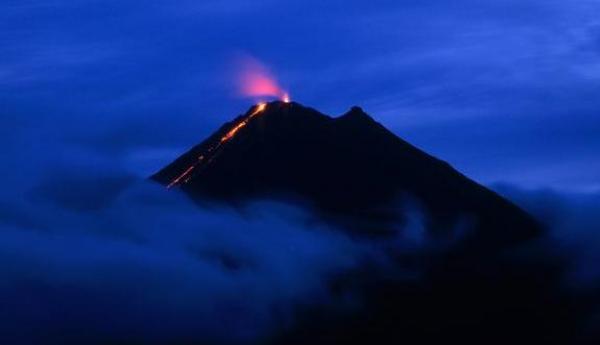 Vulcanul Turrialba din Costa Rica a erupt! Localităţi întregi sunt evacuate şi aeroporturi închise