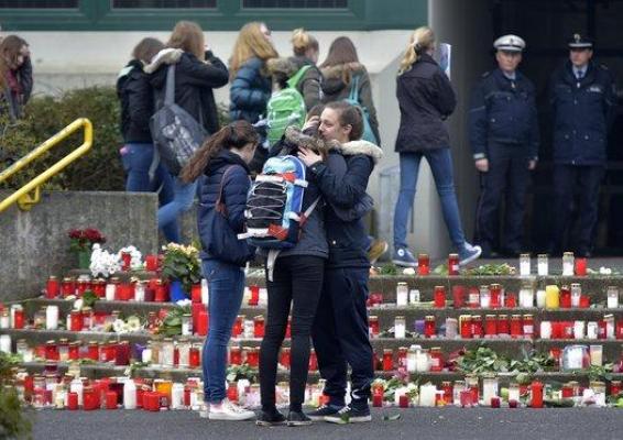 Pilotul avionului a încercat să forţeze uşa cabinei cu un topor