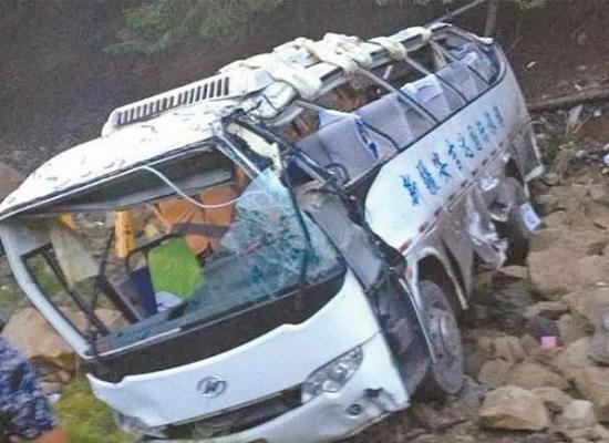 China: Cel puţin 20 de morţi, după ce un autobuz s-a prăbuşit într-o prăpastie