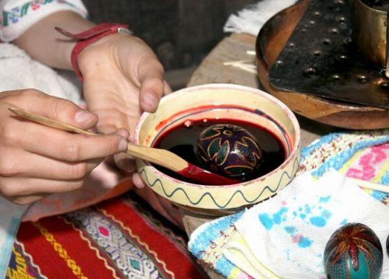 Spălatul feţei cu apa unde s-au pus un ou roşu, unul alb şi un ban, obicei străvechi de Paşti