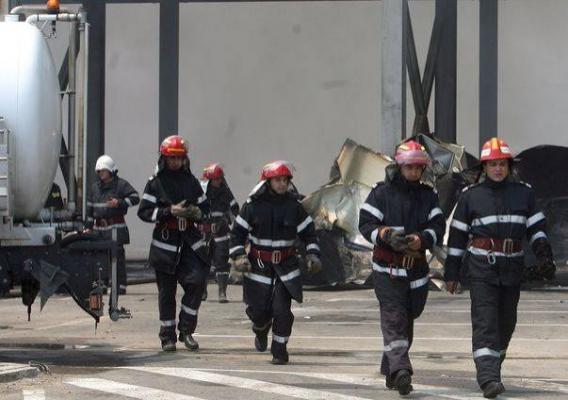 Incendiu la Casa de Pensii Buzău. Zeci de persoane aflate în clădire au fost evacuate de pompieri