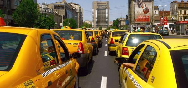 Măsură drastică! Patronii de taxi vor impunerea unei taxe minime pentru o cursă