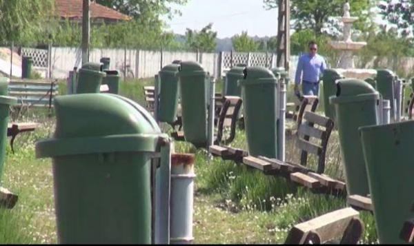 Bătaie de joc pe bani publici! Două parcuri NEFUNCȚIONALE au fost „ornamentate” cu SUTE DE COȘURI DE GUNOI!