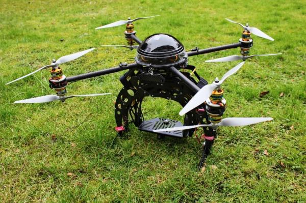 O dronă s-a prăbuşit şi a rănit două persoane la o paradă în SUA