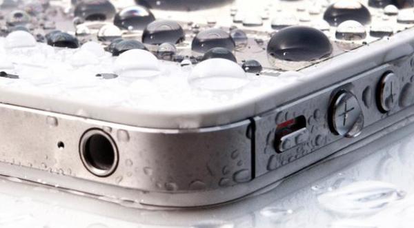 Ai scăpat TELEFONUL în APĂ? AŞA îl poţi salva