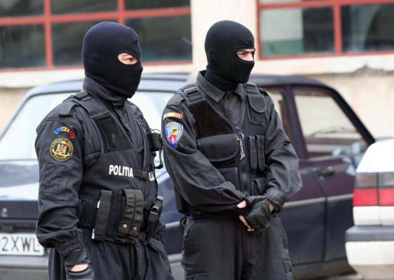 Percheziţii DIICOT la un judecător de la Curtea de Apel Iaşi. Ar fi luat mită bani, curcani şi vin