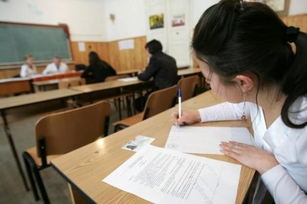 BAC 2015: Proba de istorie, anulată parţial după publicarea unui subiect pe Facebook