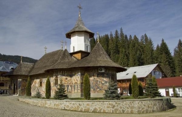 Neamț: Zeci de pelerini ajung la Mănăstirea Petru Vodă, la pomenirea de doi ani a părintelui Iustin Pârvu