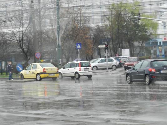 Informare de ploi și furtuni pentru toată țara