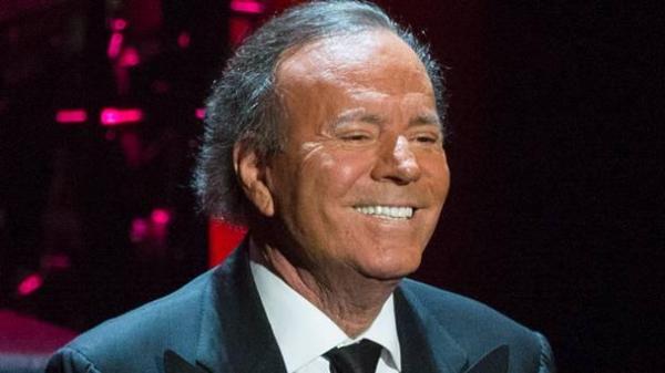 Julio Iglesias și-ar fi anulat concertul din România din motive de sănătate