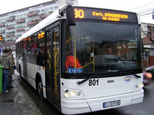 Se întâmplă chiar în România! Cum eşti răsplătit dacă eşti surprins citind în autobuz